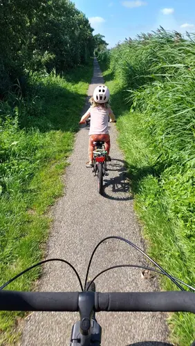 De tocht ging over paadjes door het groen ...