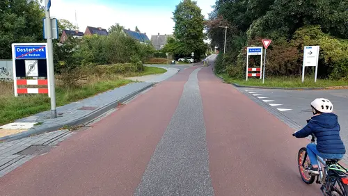 Al binnen de stadsgrenzen van Arnhem. Maar oh jee, zo komt de volle 70 kilometer niet op de teller. Dat werd een extra lus door een buitenwijk, met steile heuvels. Eva op haar tandvlees omhoog en naar beneden.